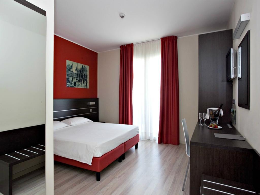 Hotel Vienna Lido di Jesolo Buitenkant foto