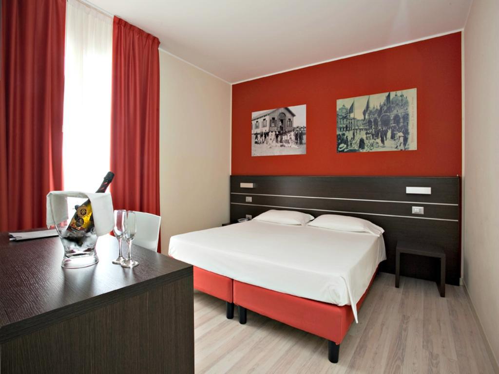 Hotel Vienna Lido di Jesolo Buitenkant foto