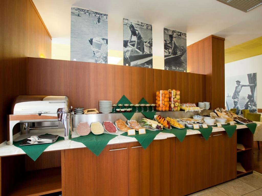 Hotel Vienna Lido di Jesolo Buitenkant foto