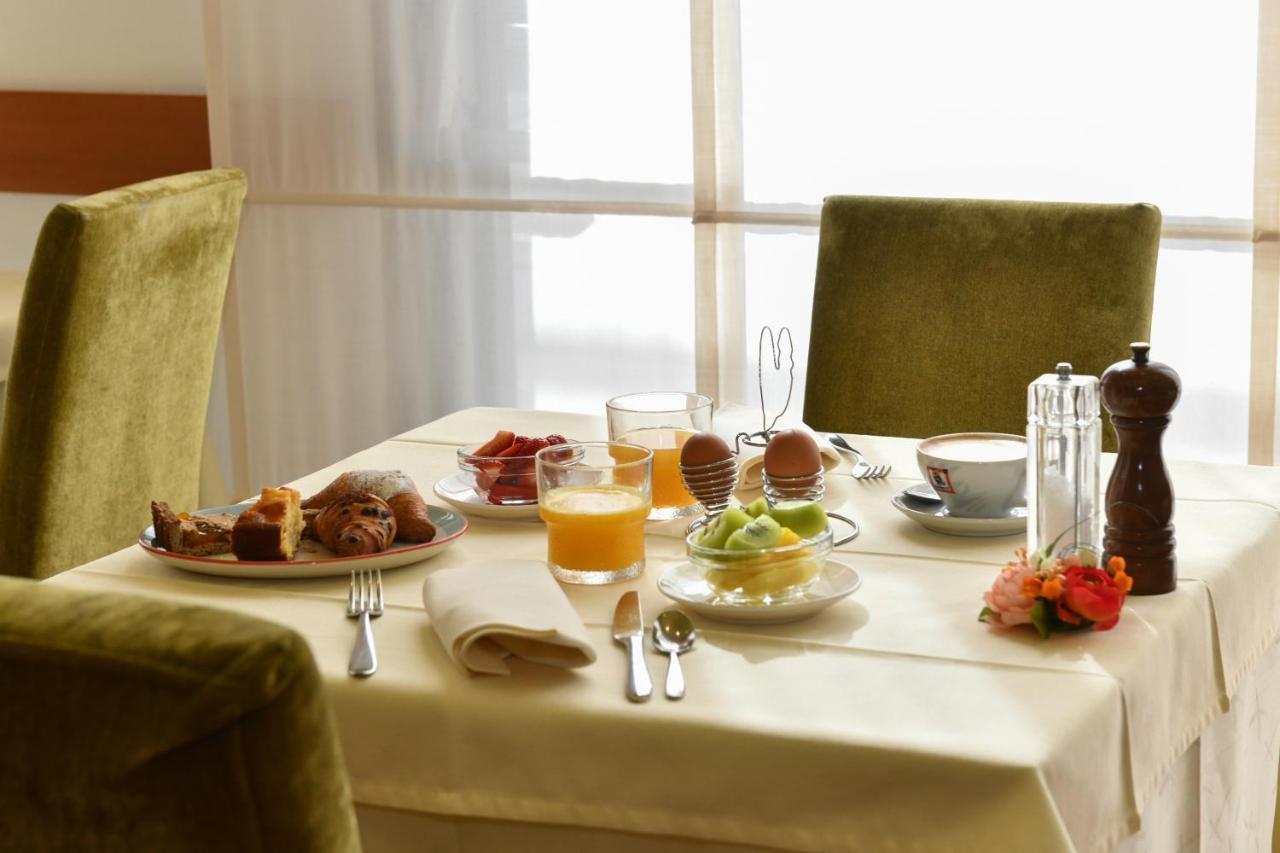Hotel Vienna Lido di Jesolo Buitenkant foto