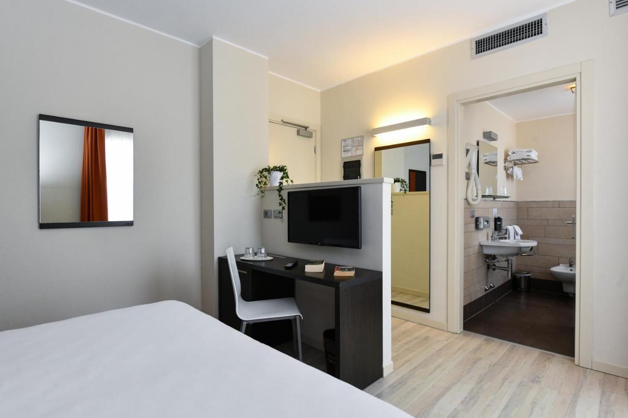 Hotel Vienna Lido di Jesolo Buitenkant foto