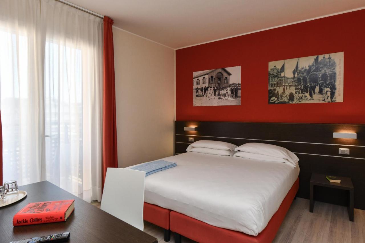 Hotel Vienna Lido di Jesolo Buitenkant foto