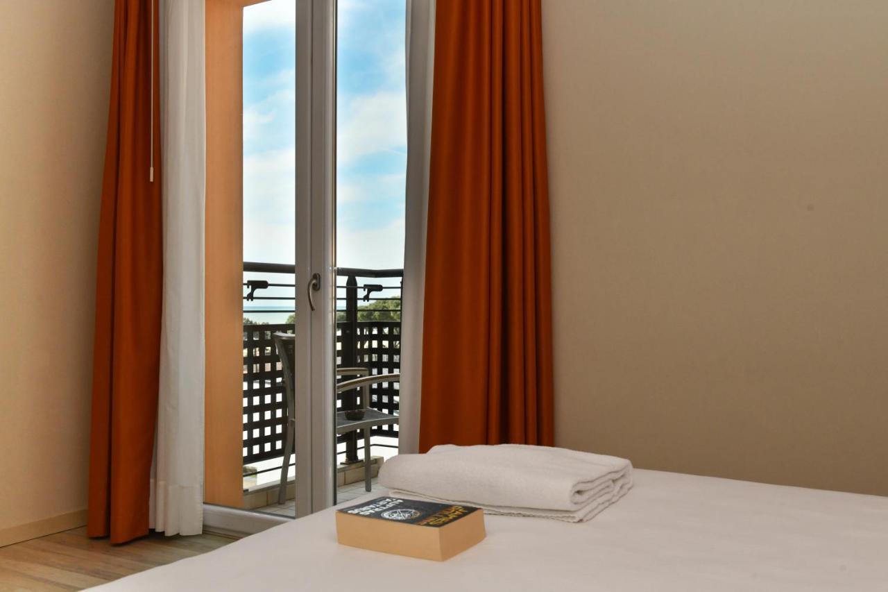 Hotel Vienna Lido di Jesolo Buitenkant foto