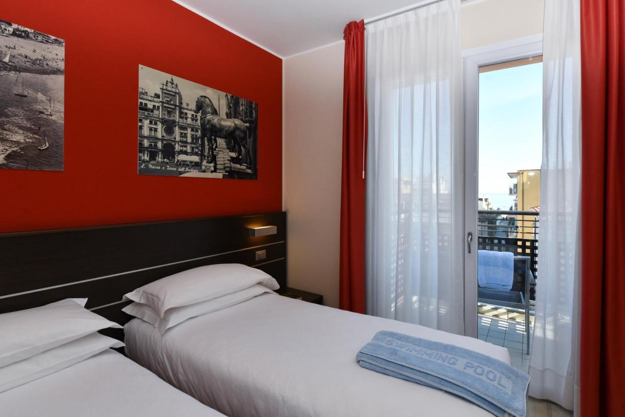 Hotel Vienna Lido di Jesolo Buitenkant foto