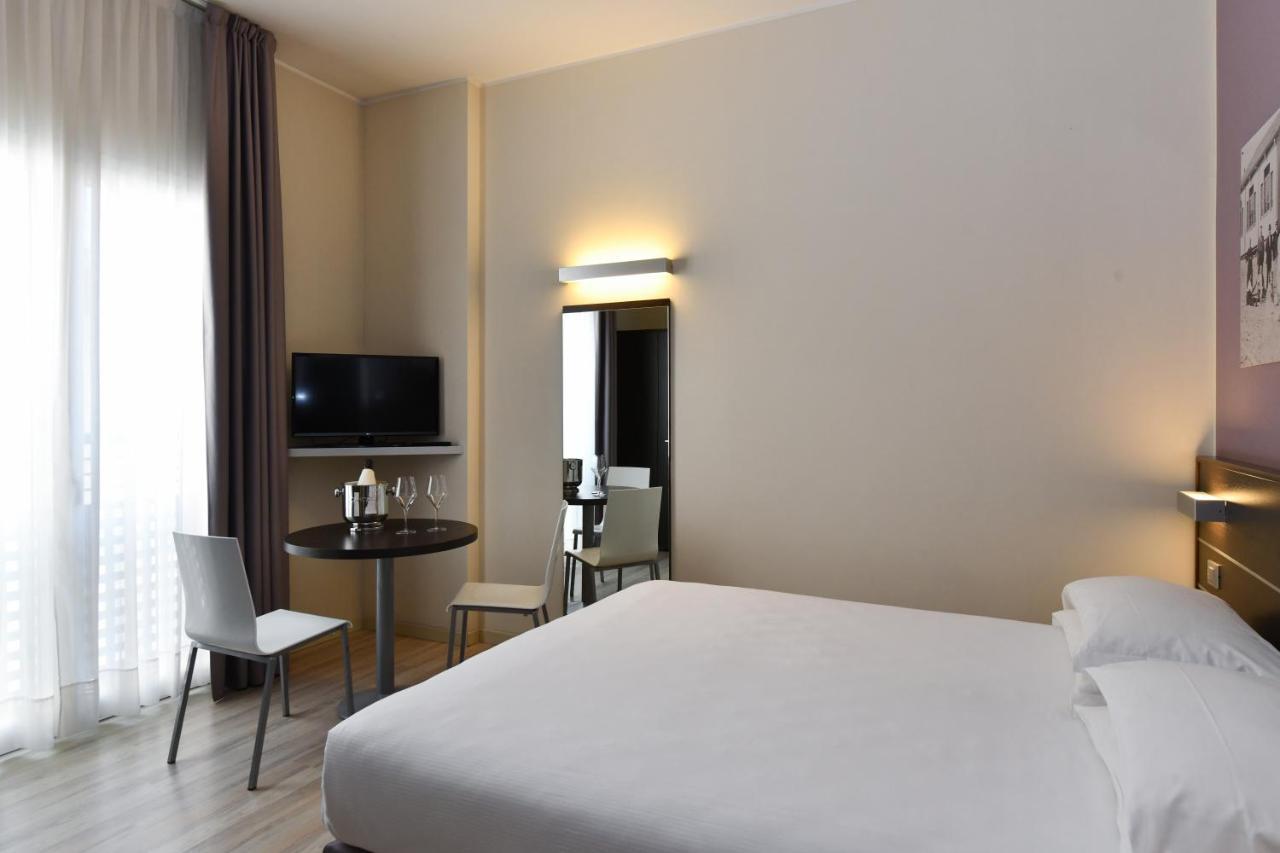 Hotel Vienna Lido di Jesolo Buitenkant foto