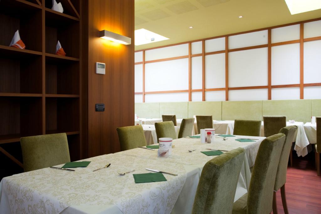 Hotel Vienna Lido di Jesolo Buitenkant foto