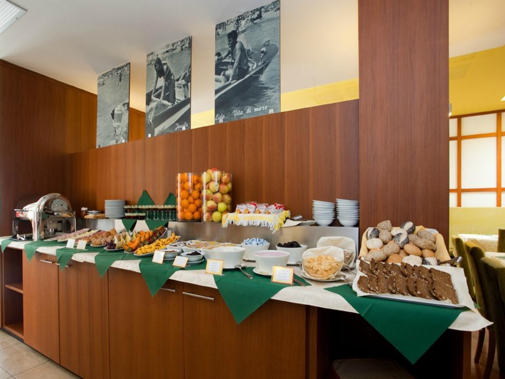 Hotel Vienna Lido di Jesolo Buitenkant foto