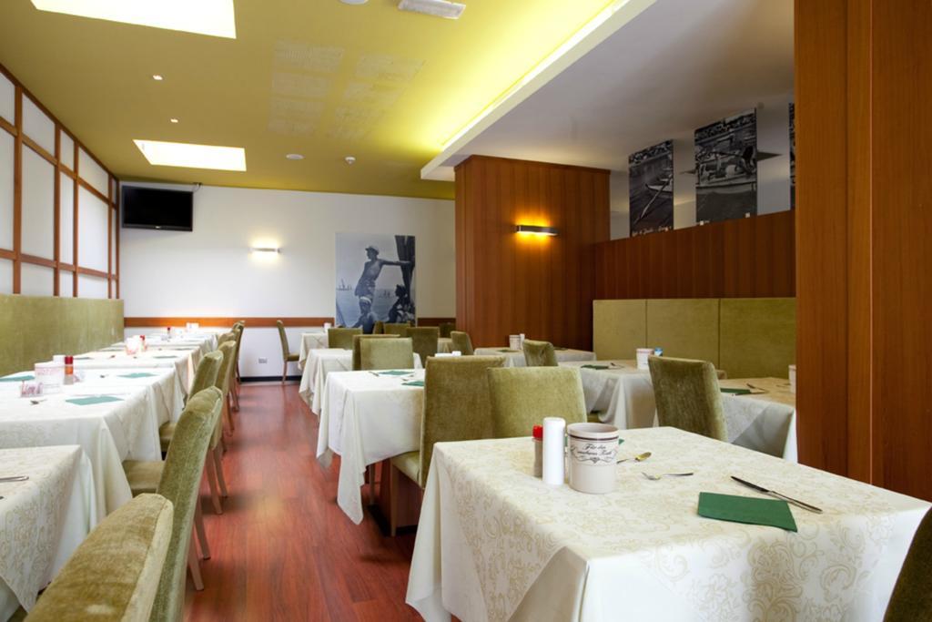 Hotel Vienna Lido di Jesolo Buitenkant foto