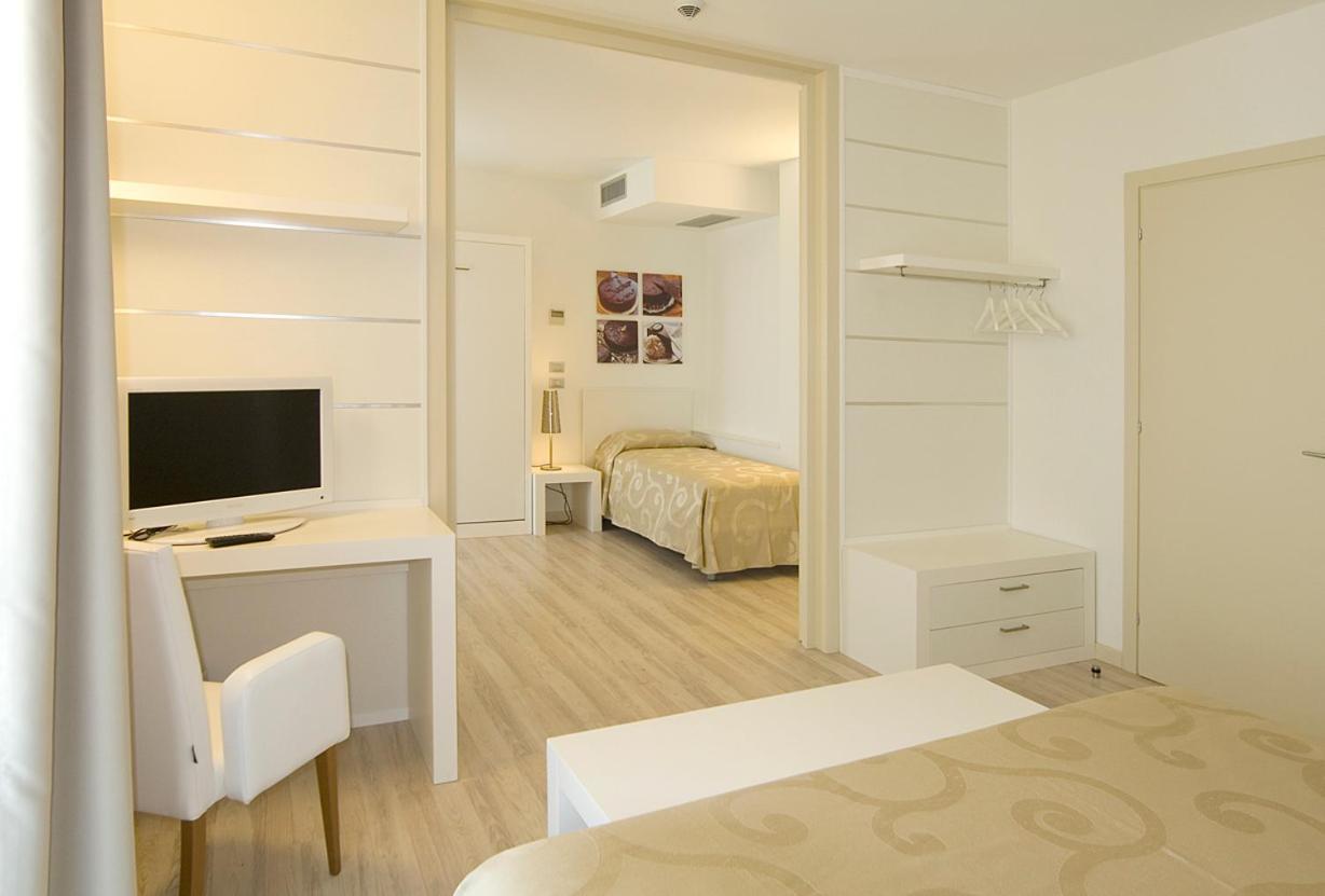 Hotel Vienna Lido di Jesolo Buitenkant foto